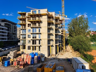 Stavba dokončuje 7. podlaží u budovy A, usazují okna a připravují vzorový byt.